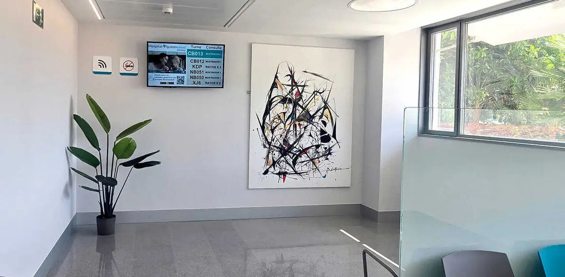 El Hospital Quir&oacute;nsalud Marbella apuesta por el arte como herramienta de bienestar para pacientes y familiares.