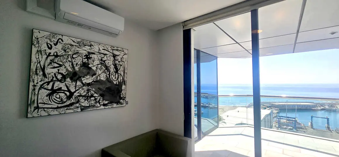 El Hospital Quir&oacute;nsalud Marbella apuesta por el arte como herramienta de bienestar para pacientes y familiares.