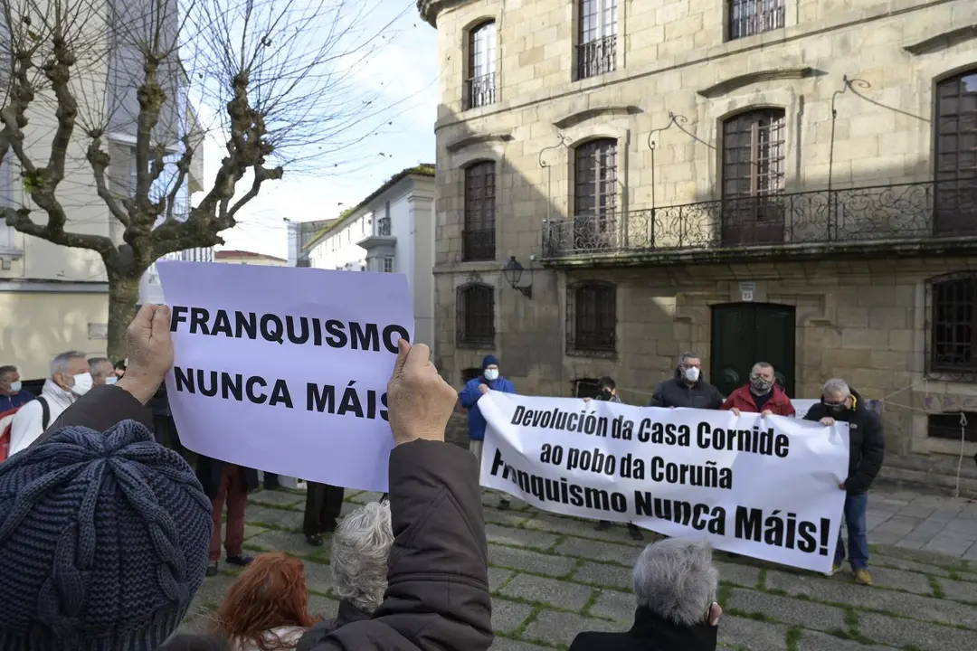 Concentraci&oacute;n frente a la Casa Cornide. - Europa Press