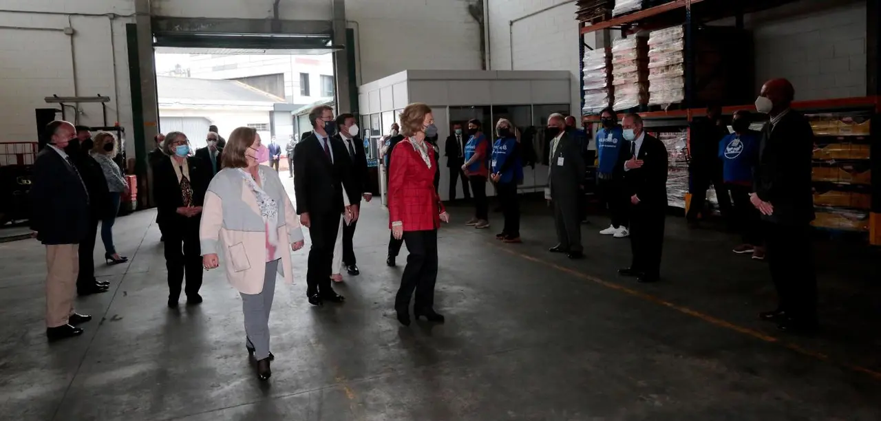 La reina Sof&iacute;a visita las instalaciones del Banco de Alimentos 'R&iacute;as Altas'. - EP