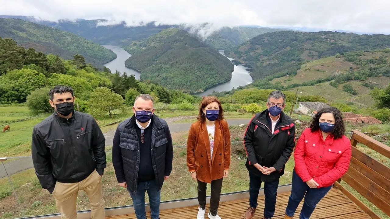 La conselleira durante su visita a la Ribeira Sacra. - EP