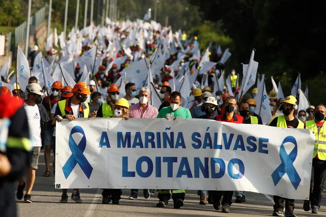 Trabajadores cortan carretera N642 para exigir soluci&oacute;n definitiva para Alcoa. - EFE