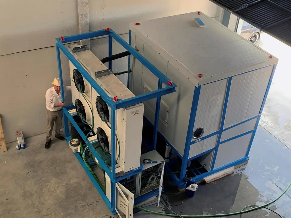 La m&aacute;quina inventada por el perito industrial Enrique Veiga. - EFE/Ferm&iacute;n Cabanillas
