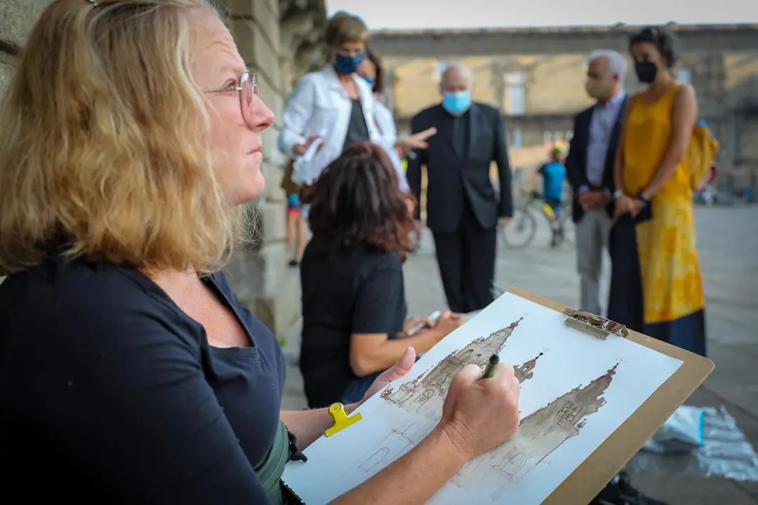 Las ilustradoras Maru Godas y Rois&iacute;n Cur&eacute; a su llegada a Santiago tras hacer el Camino dentro del programa 'Cadernos de viaxe, o debuxo no Cami&ntilde;o' - Ana Varela / EP