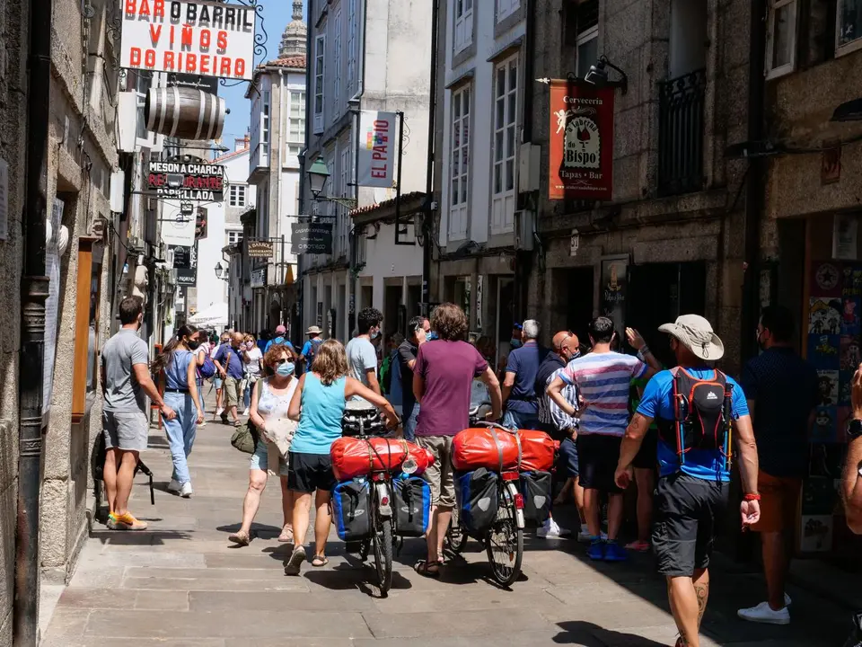Peregrinos caminan por la Rua do Franco, en Santiago. - C&eacute;sar Arxina - Europa Press