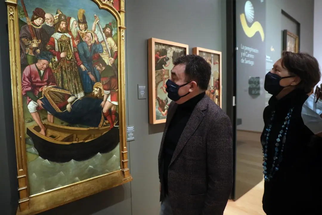 Rom&aacute;n Rodr&iacute;guez contempla la obra 'Embarque en Jafa del cuerpo de Santiago el Mayor'. - Xunta