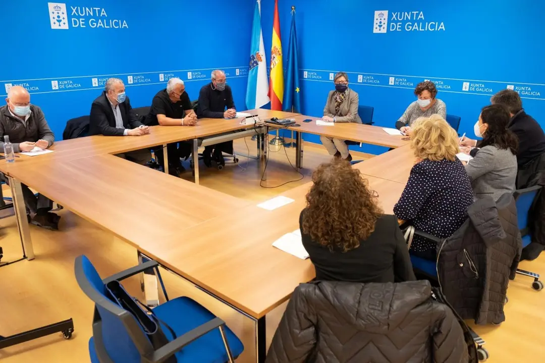 Rosa Quintana se re&uacute;ne con representantes de la flota de palangre. - XO&Aacute;N CRESPO