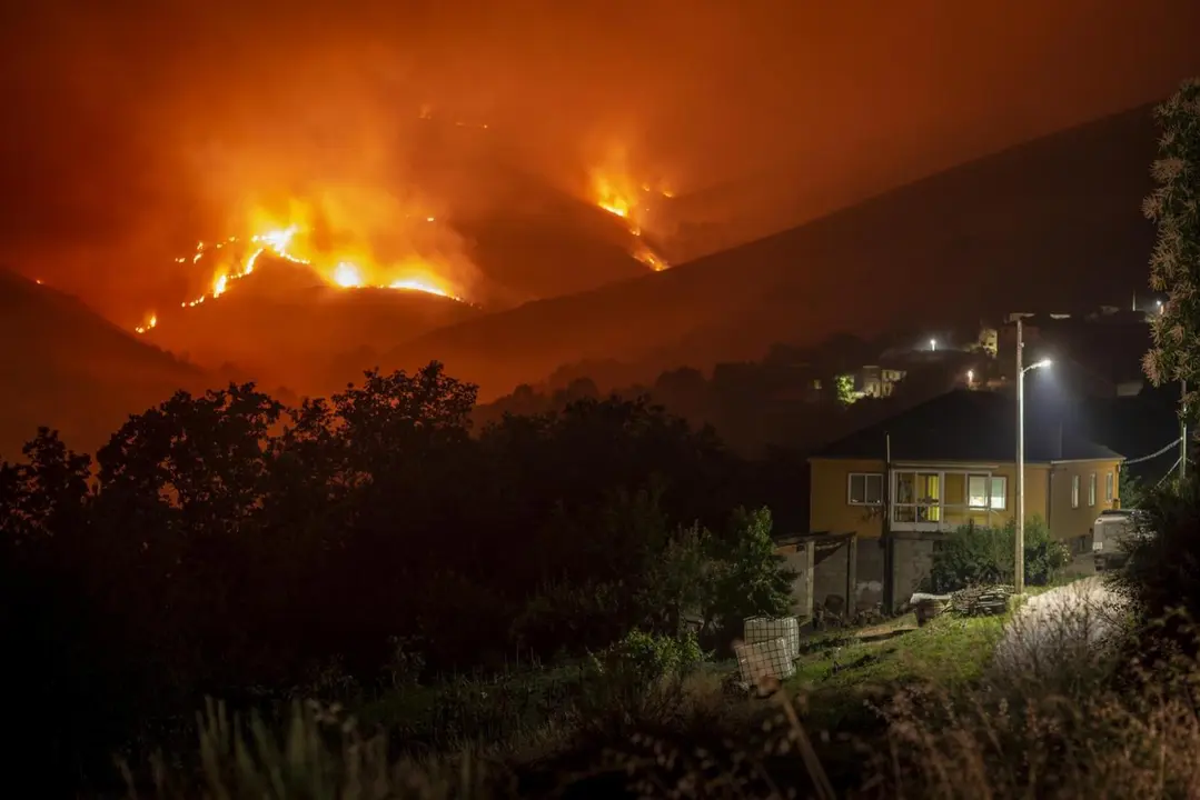 Incendio en Carballeda de Valdeorras (Ourense). - EFE