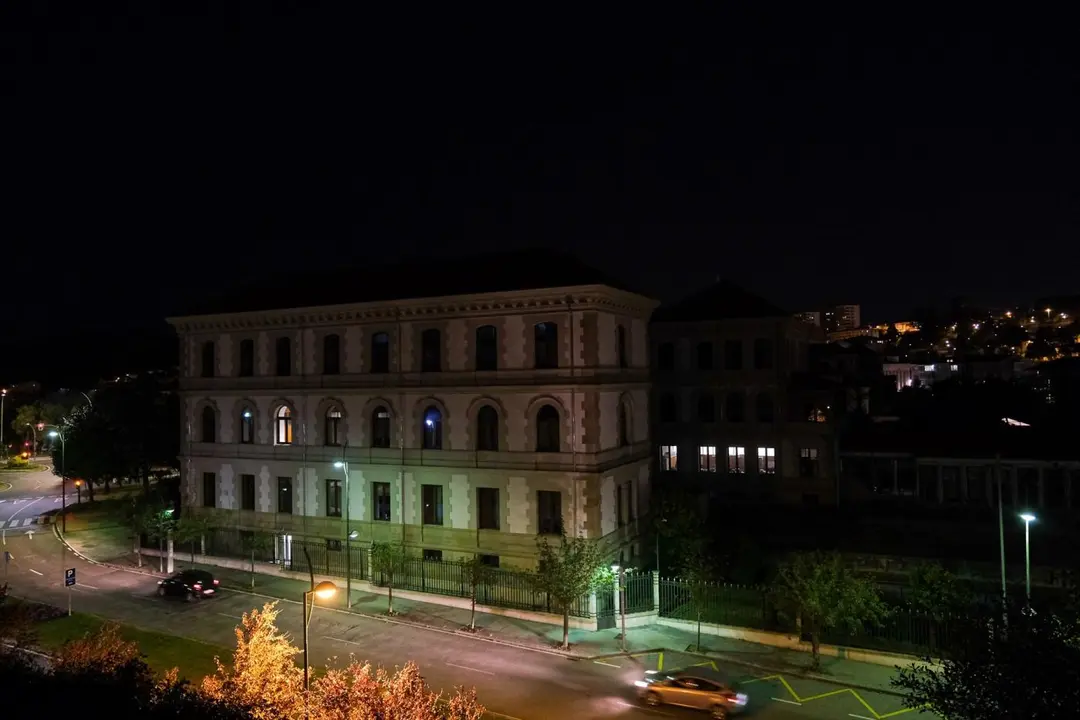 Edificio levemente iluminado en Santiago de Compostela. - C&eacute;sar Arxina - Europa Press