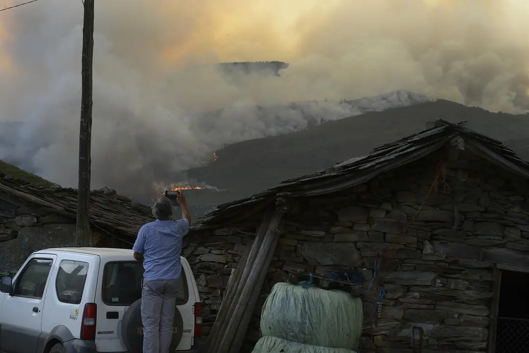 Un hombre fotograf&iacute;a las llamas del incendio. - Europa Press