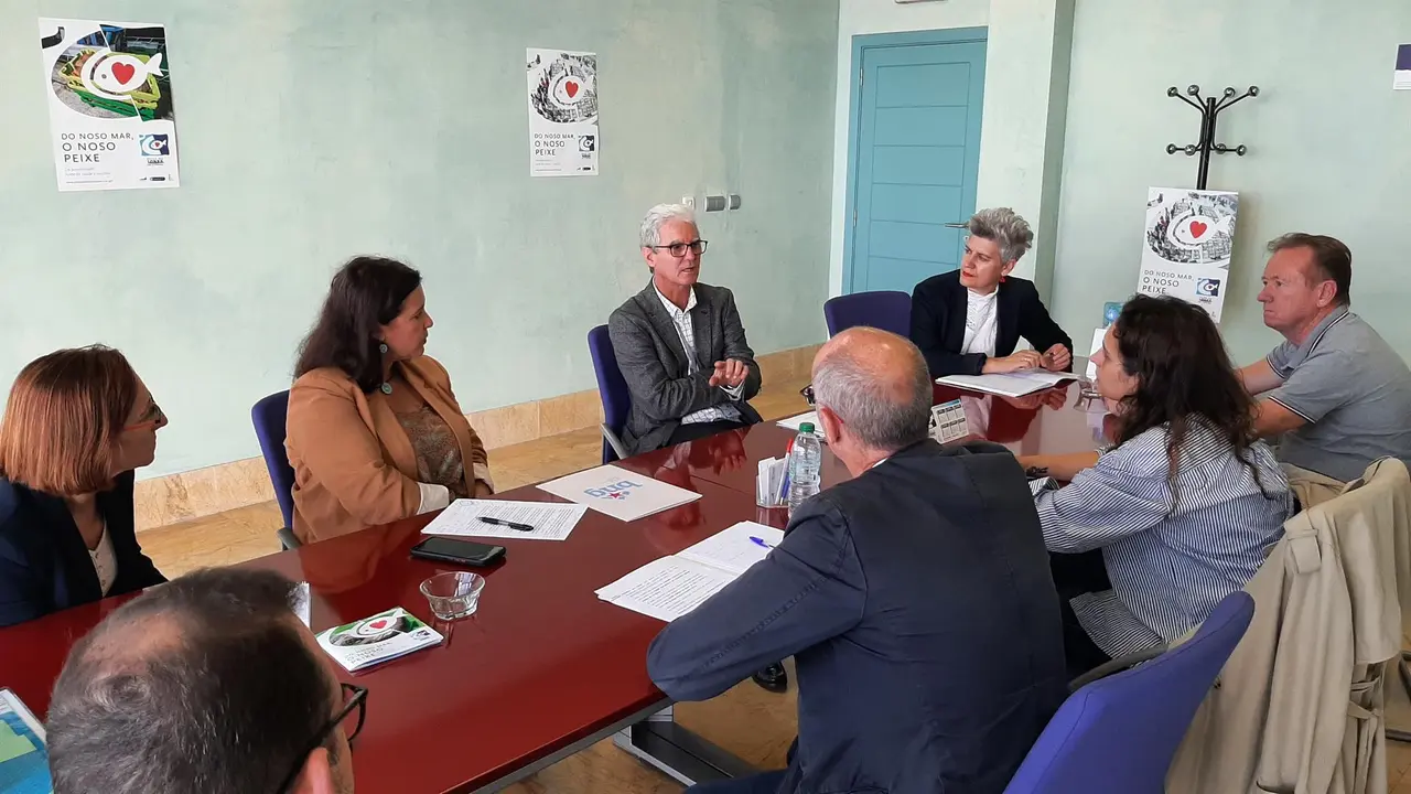 La eurodiputada del BNG, Ana Miranda, y las diputadas del BNG en el Parlamento gallego Rosana P&eacute;rez y Mercedes Queixas, en una reuni&oacute;n mantenida con la directiva de la Lonja de A Coru&ntilde;a y representantes de la flota afectada por el veto de la UE - 
