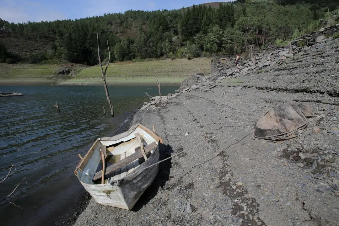 Una barca de madera en el embalse con poco caudal. - Europa Press