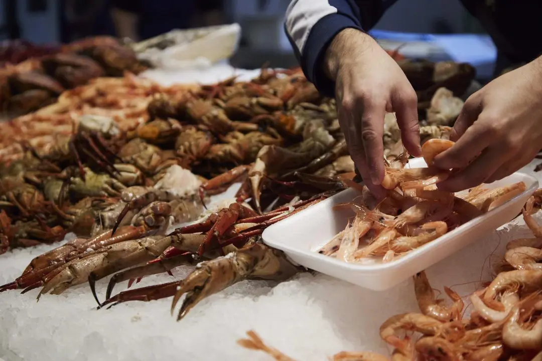 Un vendedor de marisco, prepara una bandeja de gambas en una foto de archivo. - JOAQU&Iacute;N CORCHERO / EUROPA PRESS