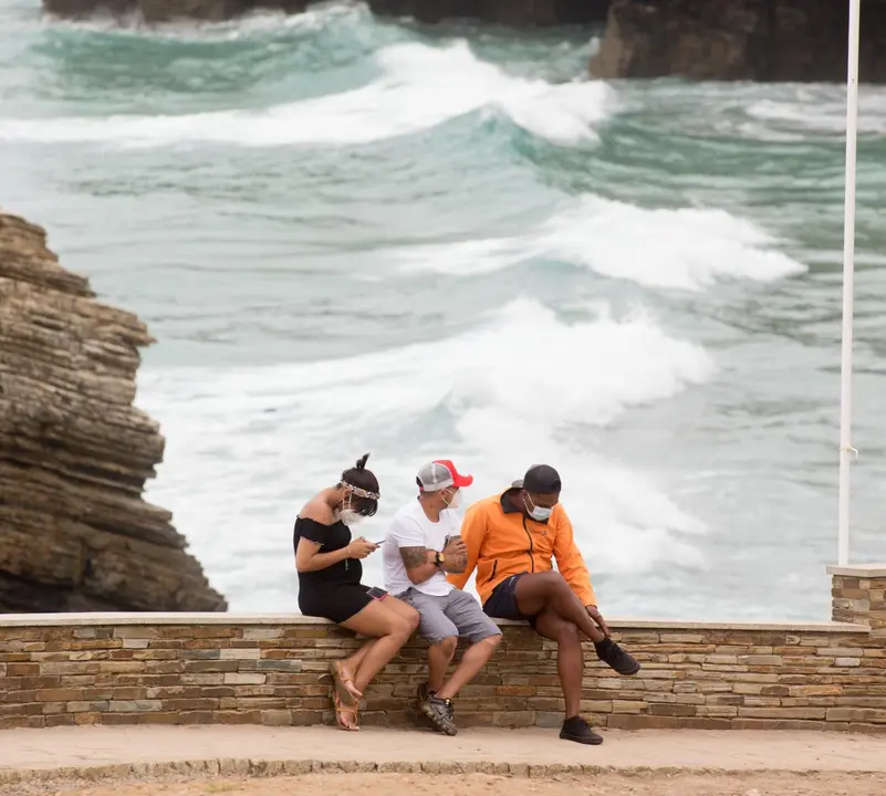 Ciudadanos en la playa de Las Catedrales. - Europa Press
