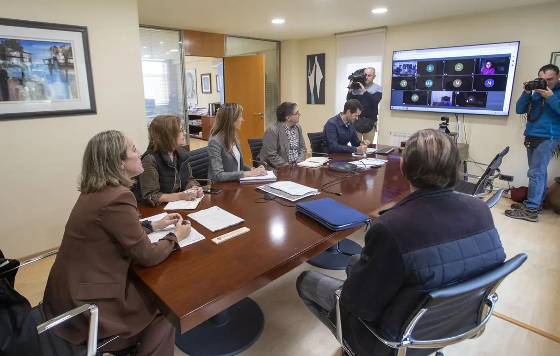La conselleira de Infraestruturas e Mobilidade, Ethel V&aacute;zquez, y la directora de Augas de Galicia, Teresa Guti&eacute;rrez. - Europa Press