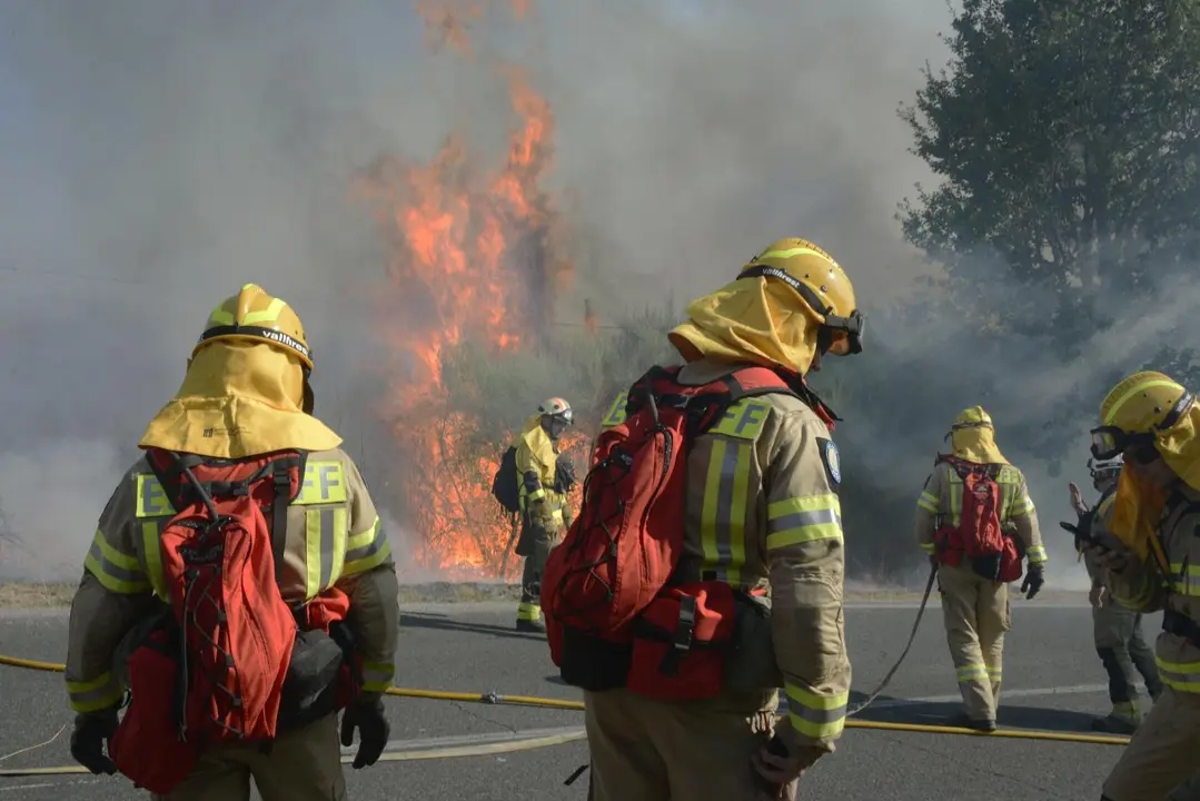 Bomberos, durante el incendio. - EP