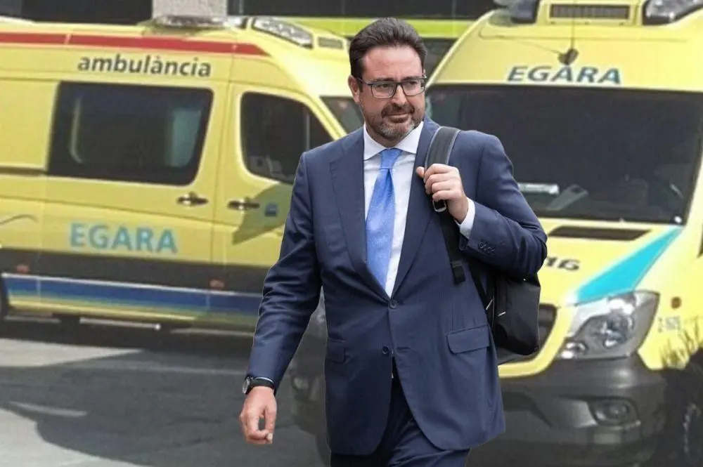 David Mad&iacute; frente ambulancias de Ambulancias Egara. - 