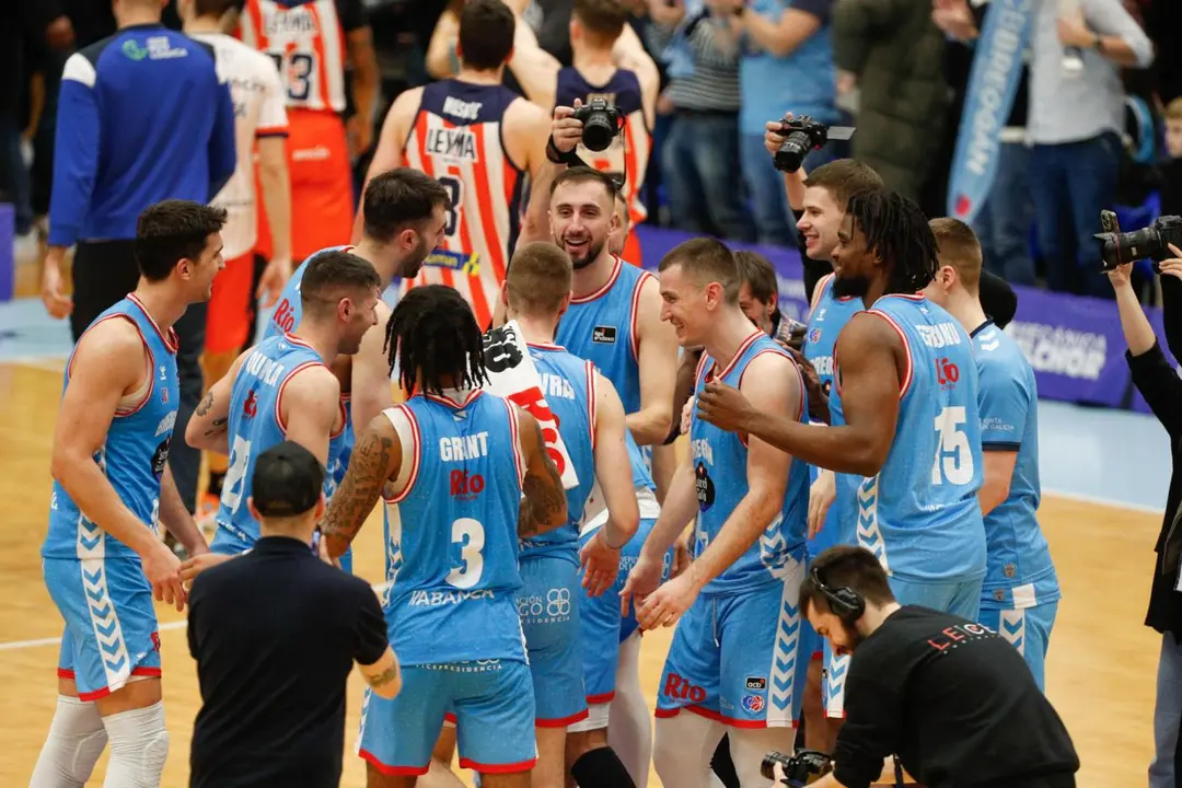 Los jugadores del R&iacute;o Breog&aacute;n celebran su victoria en el derbi gallego - ELISEO TRIGO / EFE