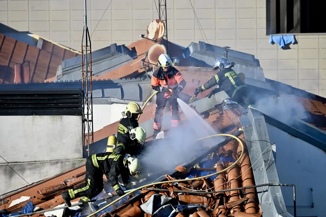 Varios bomberos trabajan en la extinci&oacute;n del incendio - Nacho Cubero / Europa Press