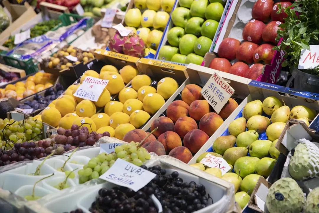Detalle de un puesto de frutas. - Europa Press