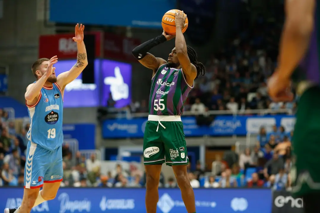 Perry lanza a canasta. - ACB Photo/Carlso Castro