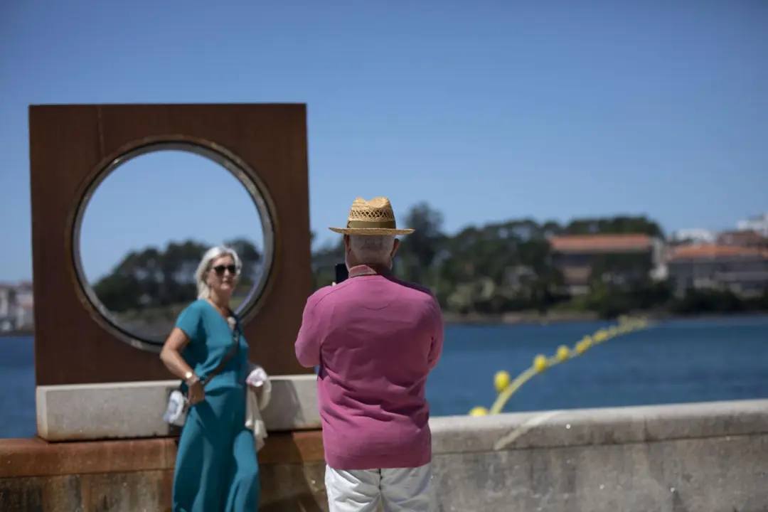 Un hombre echa una foto a una mujer en el paseo mar&iacute;timo - Beatriz Ciscar / Europa Press