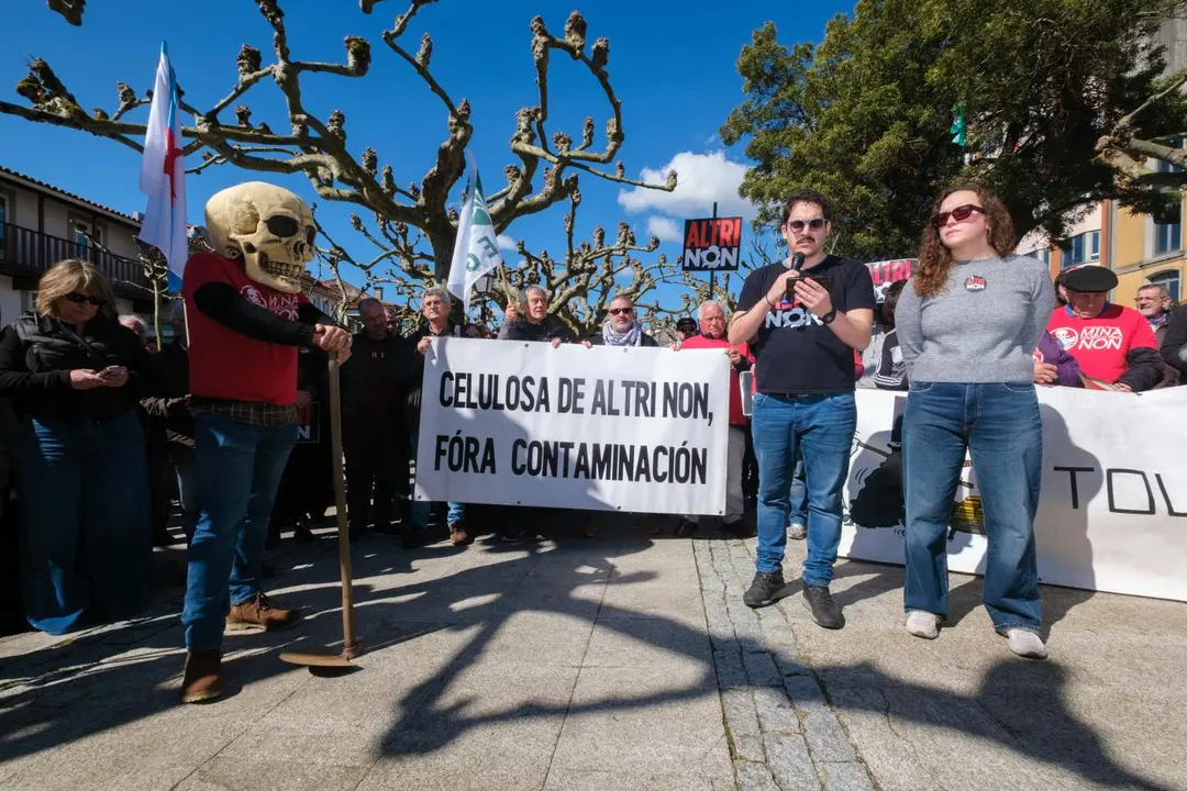 Cientos de personas han llenado la Praza de Galicia de Arz&uacute;a - C&eacute;sar Arxina / Europa Press