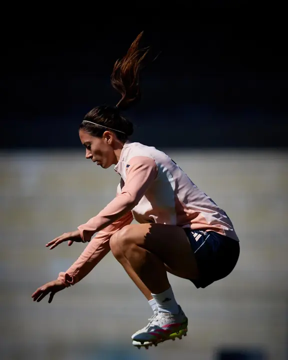 Aitana Bonmat&iacute;, en un entrenamiento de Espa&ntilde;a.  - @SEFutbolFem / X