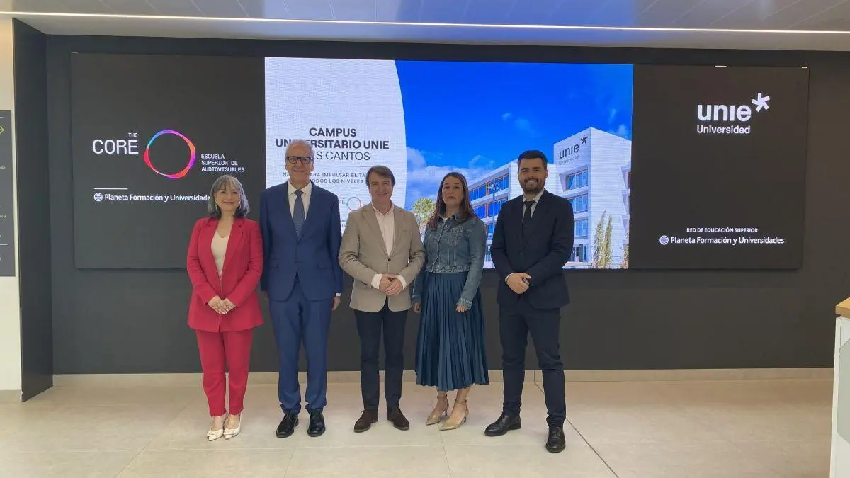 El alcalde y los representantes de ambas instituciones, tras la firma. - The Core y UNIE Universidad