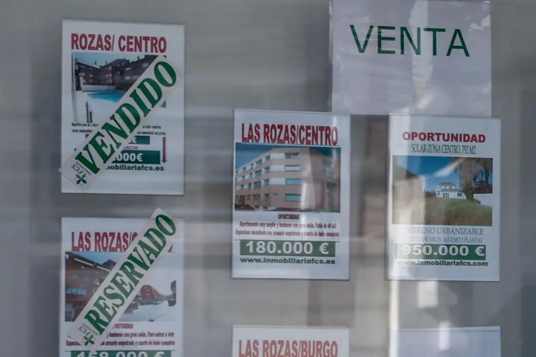 Escaparate de anuncios de viviendas. - Europa Press.