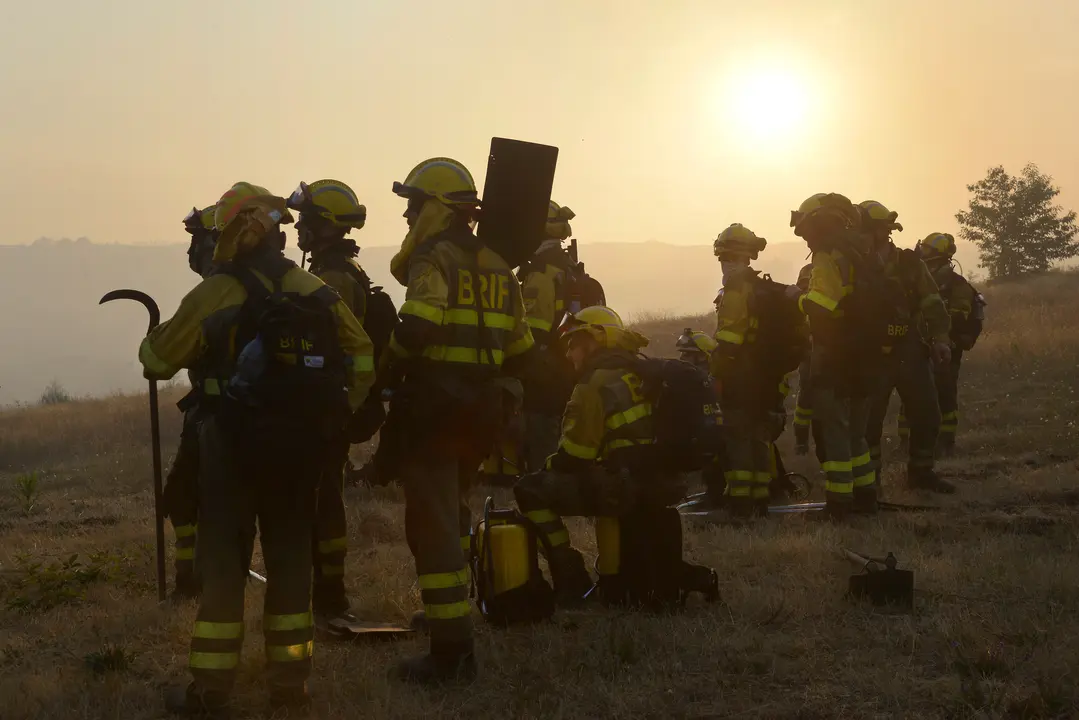 Bomberos trabajan para extinguir el incendio | Rosa Veiga / EP