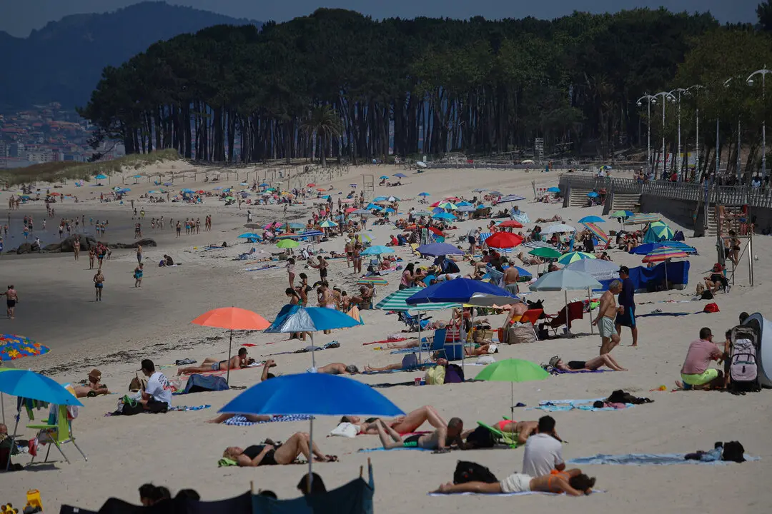 Decenas de personas en la playa de Samil | Europa Press