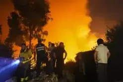 Varias personas tratan de extinguir el fuego en Ponteceso | EP