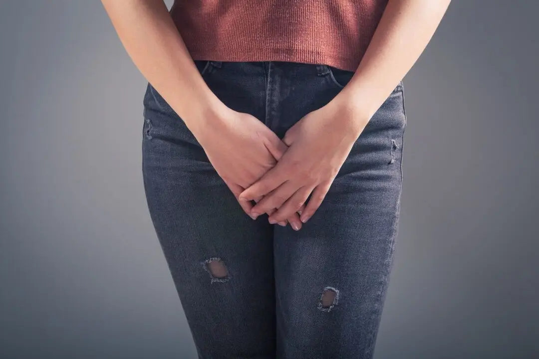 Una mujer joven se cubre con sus manos | Foto de 123rf/sasun1990