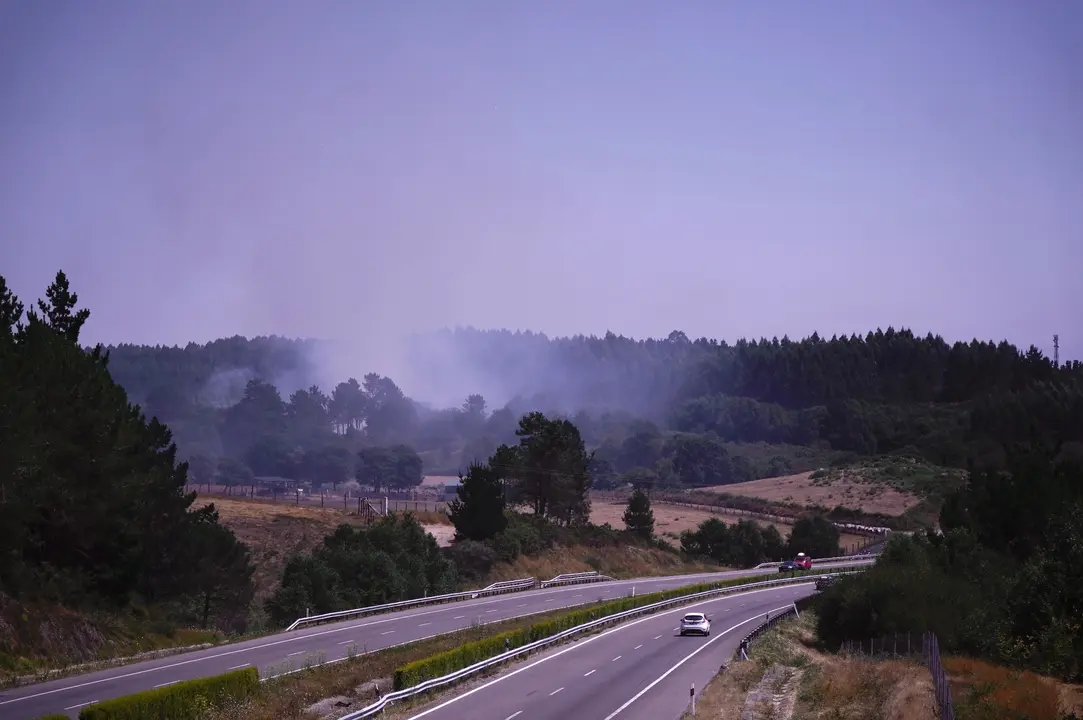 Incendio en la parroquia de Baamonde | Gustavo de la Paz / Europa Press