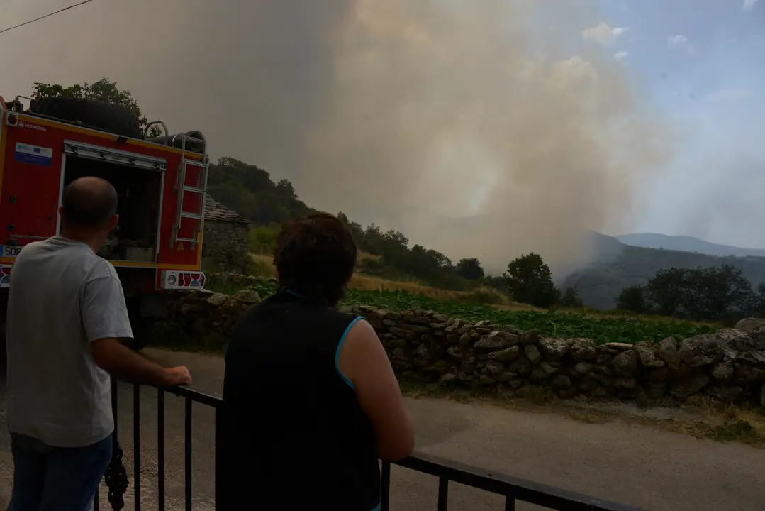 Varias personas observan el incendio en Zamorela | Eueropa Press