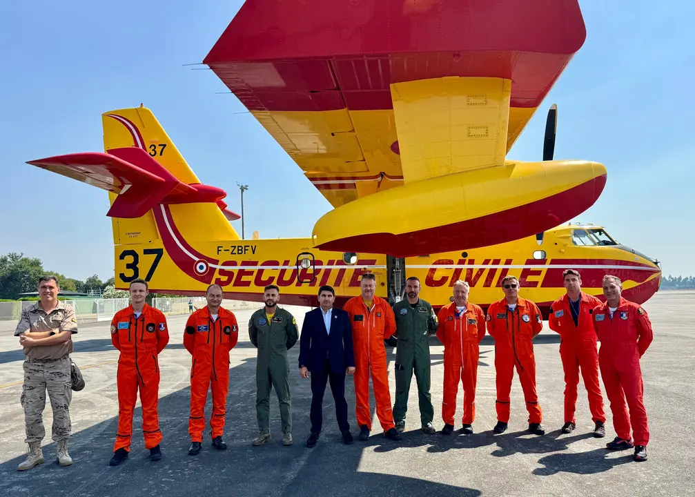 Aterrizan en Santiago los dos hidroaviones franceses. | Europa Press.