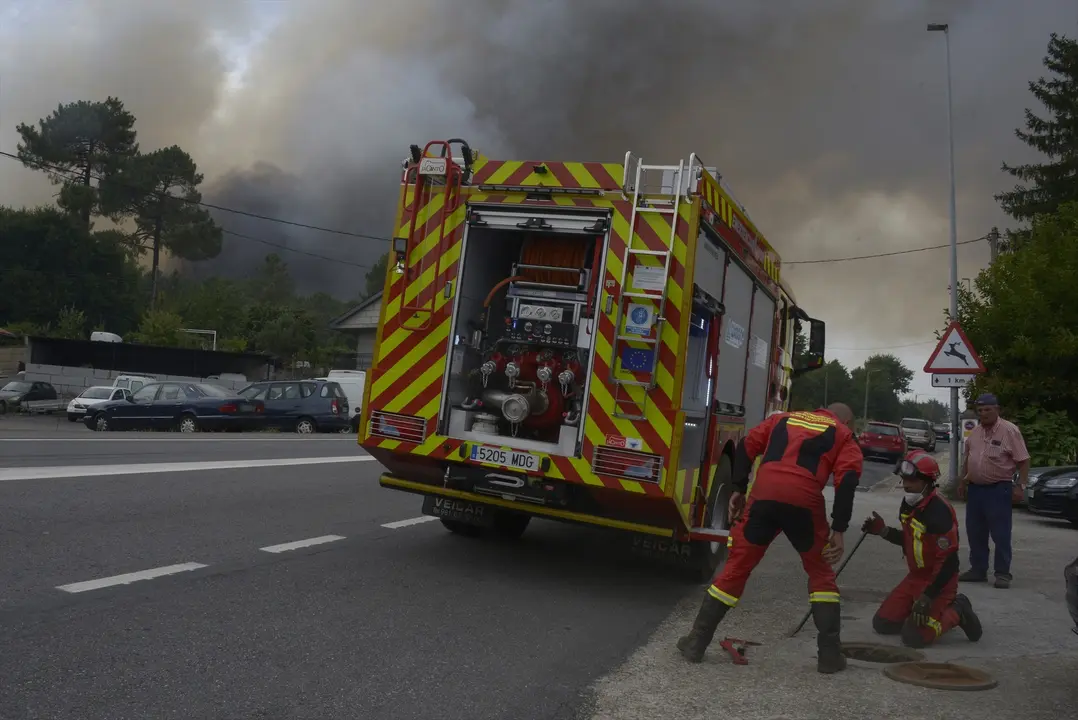 Servicios de emergencia trabajan en la extinci&oacute;n del fuego en Seixalbo, Ourense, Galicia. | Rosa Veiga - Europa Press