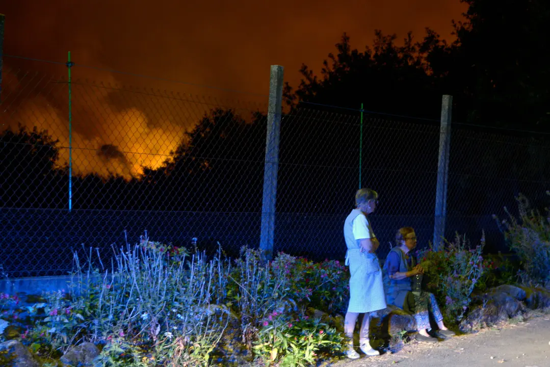 Dos vecinas desveladas por la proximidad del fuego a Rebordondo | Rosa Veiga / Europa Press