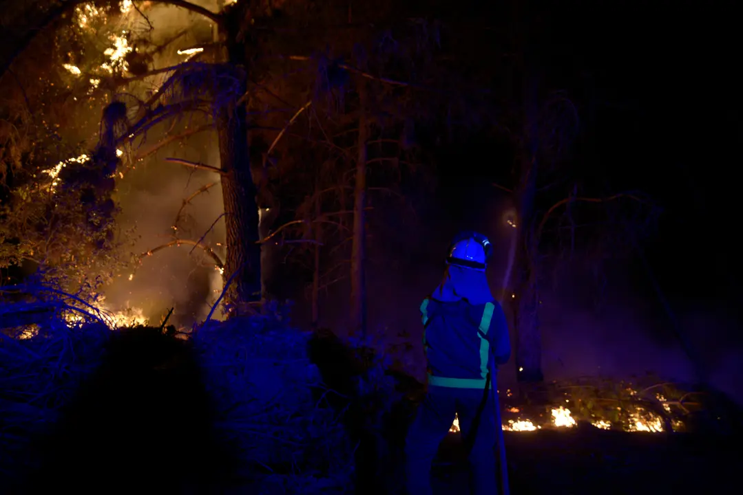 Bomberos forestales en Vences (Monterrei) en el incendio que comenz&oacute; hace dos d&iacute;as en el vecino municipio de O&iacute;mbra y que se fue extendiendo por diferentes municipios de la comarca de Monterrei (Ourense). 15/08/25. Foto Rosa Veiga