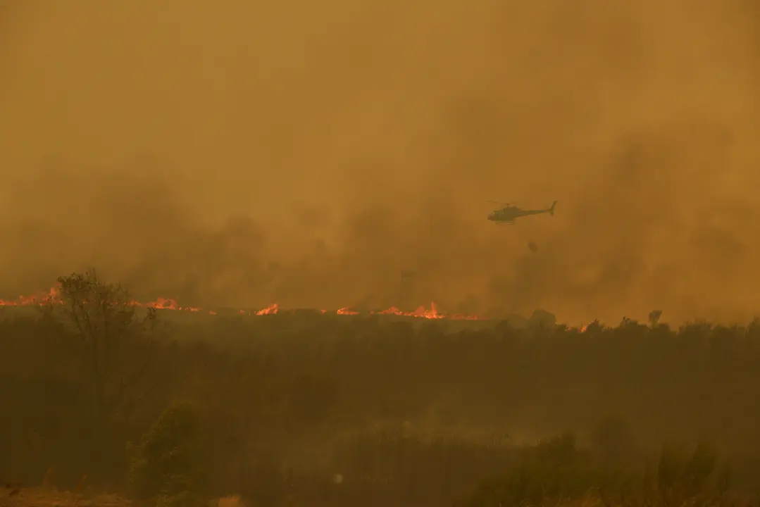 Extinci&oacute;n de fuego reactivado en Carzo&aacute; (Cualedro). Cualedro (Ourense) 15/08/25. Foto Rosa Veiga