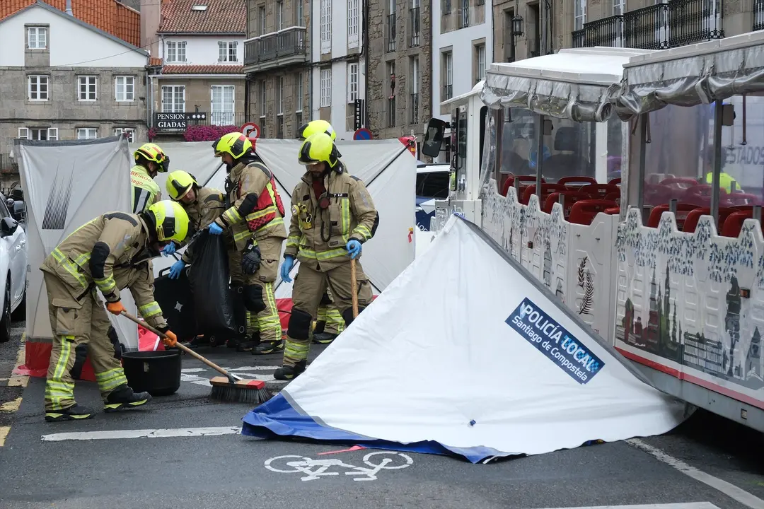 Bomberos en el lugar d&oacute;nde una mujer ha muerto tras ser atropellada por un tren tur&iacute;stico, a 29 de agosto de 2025, en Santiago de Compostela, A Coru&ntilde;a, Galicia (Espa&ntilde;a).
- C&eacute;sar Arxina - Europa Press