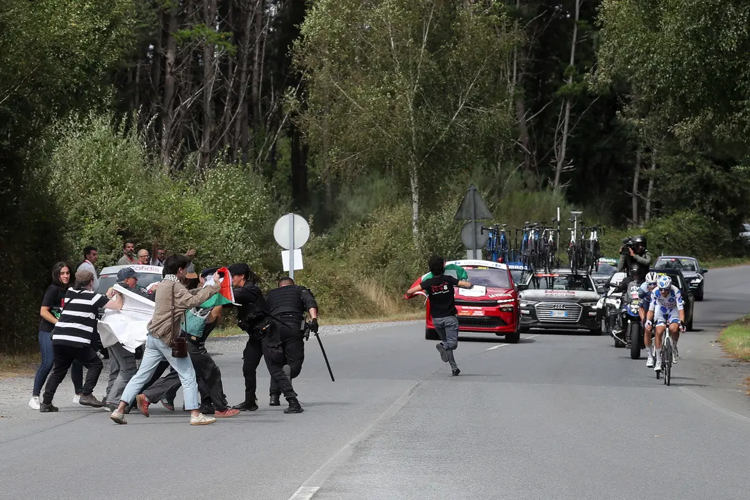 Activistas propalestinos intentan cortar la carretera durante la 15&ordf; etapa de la Vuelta Ciclista a Espa&ntilde;a | Carlos Castro / Europa Press