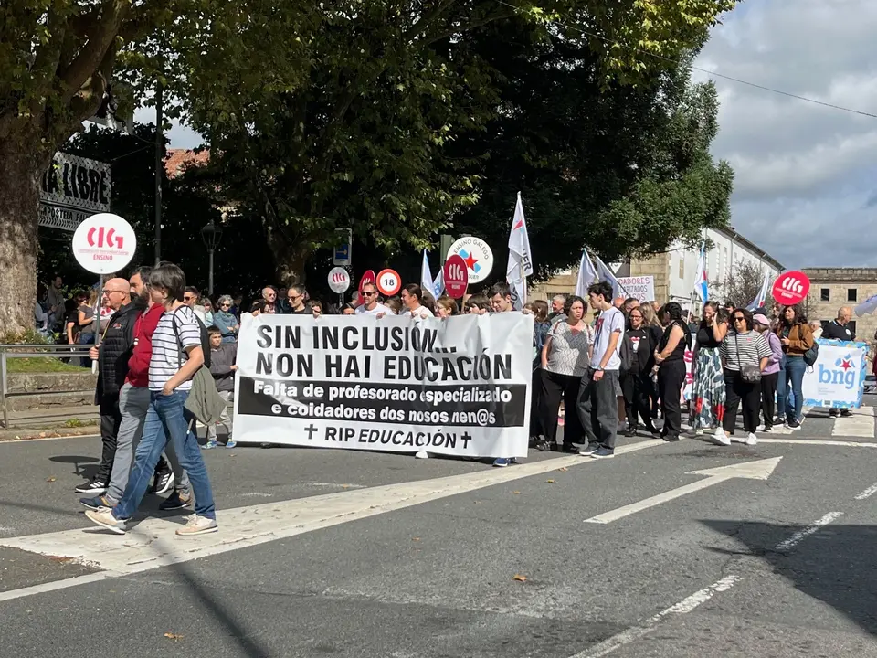 Una manifestaci&oacute;n recorre las calles de Santiago de Compostela para pedir "menos recortes" en educaci&oacute;n, a 13 de septiembre de 2025 | EUROPA PRESS