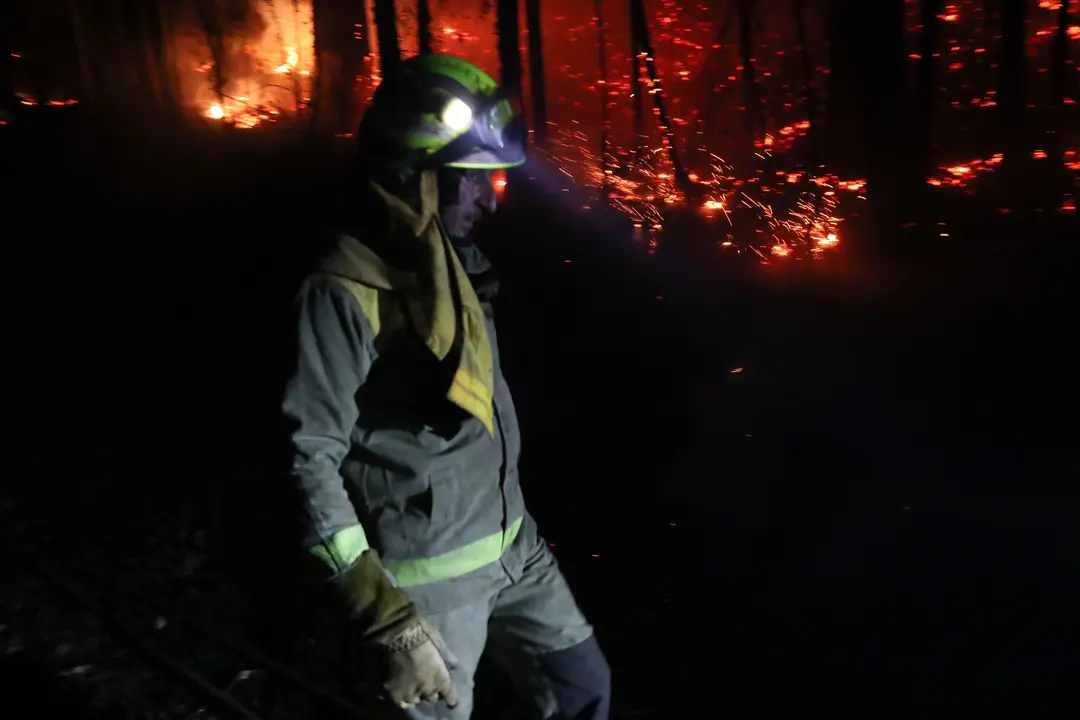 Un bomberos en las labores de extinci&oacute;n. | Europa Press.
