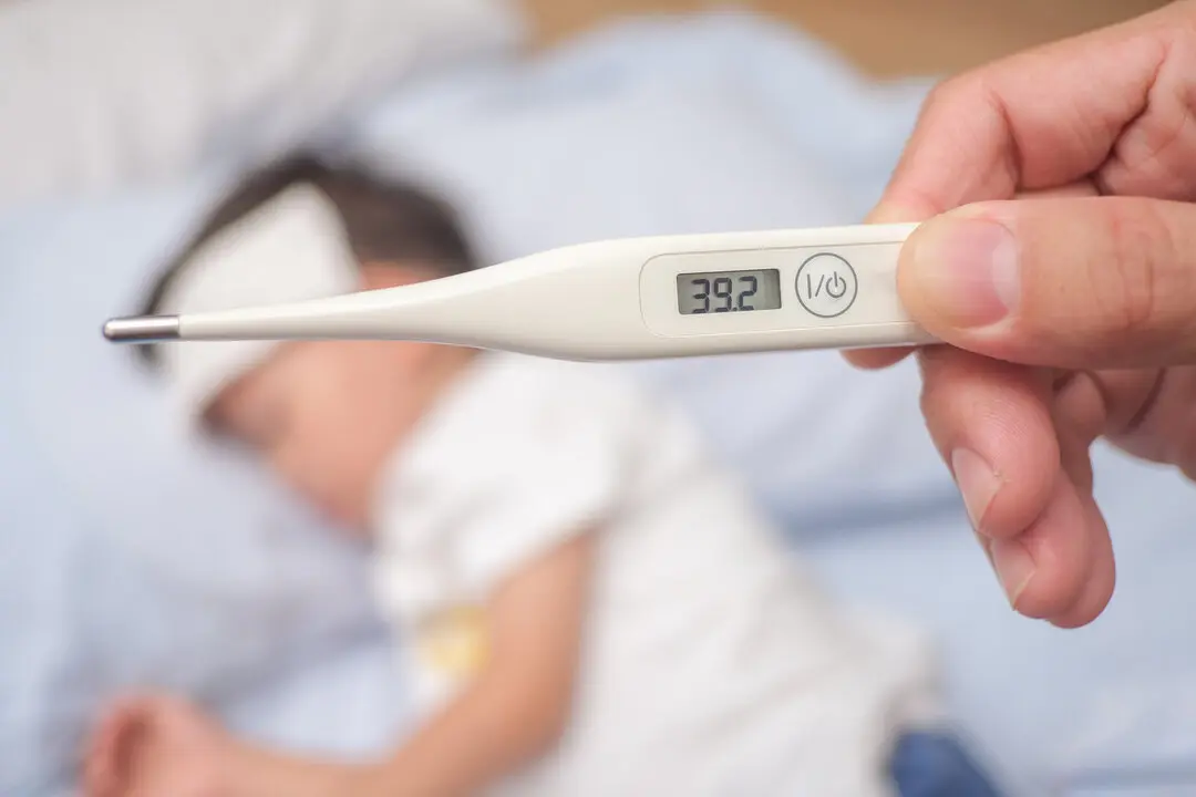Un ni&ntilde;o con fiebre.