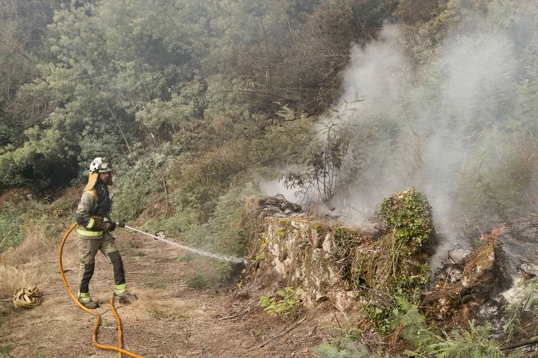 Efectivos de emergencias realizan labores de extinci&oacute;n del incendio de Pant&oacute;n.
- Carlos Castro - Europa Press