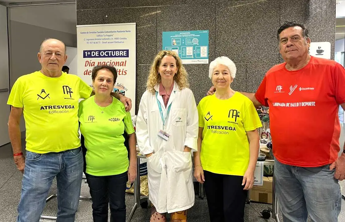 La doctora Amalia Gil, reumat&oacute;loga del Hospital Quir&oacute;nsalud C&oacute;rdoba, junto a representantes de Acoare. | Quir&oacute;nsalud