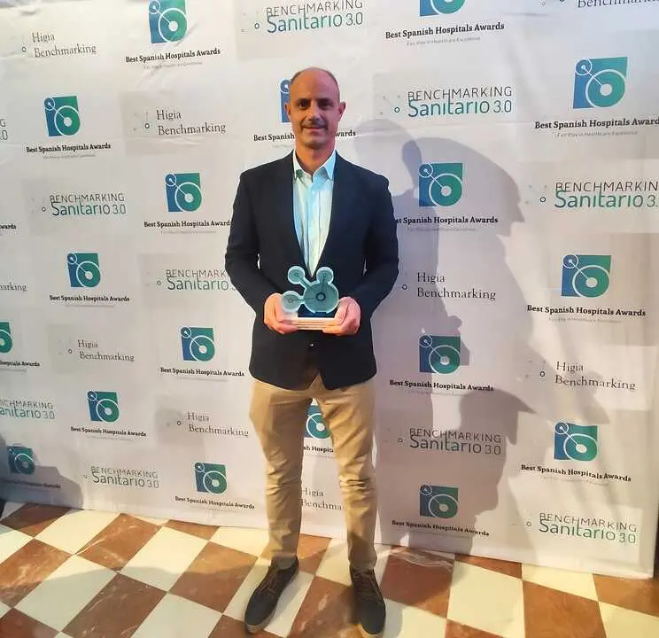 Ra&uacute;l Perez recoge premio Best. | Quir&oacute;nsalud