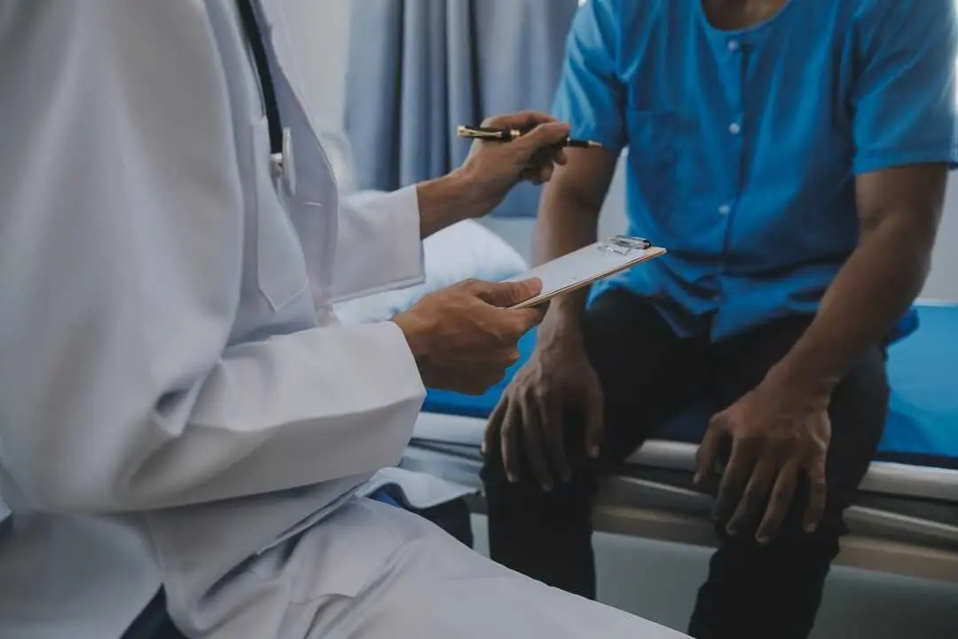 M&eacute;dico en consulta. | 123RF/armmypicca